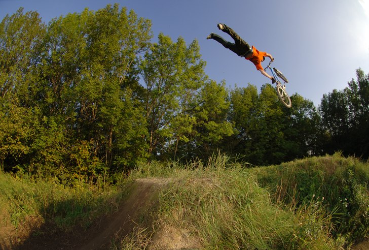 Superman seatgrab perfekt utfört av Niels Windfel. Foto: Mattias Fredriksson. Åkare: Niels Windfeldt.