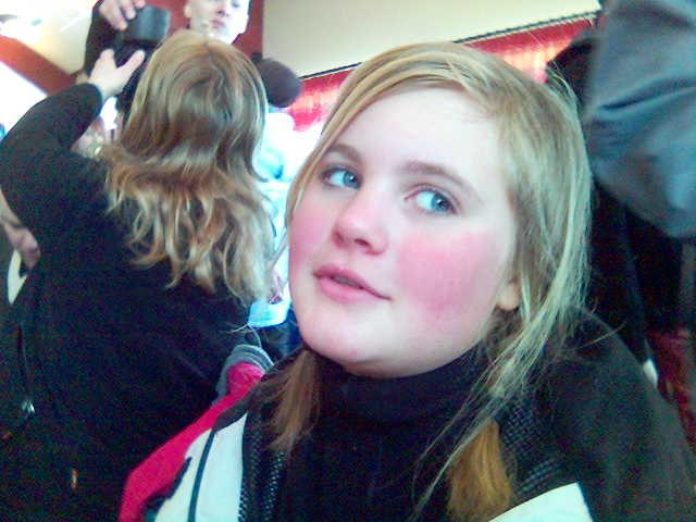 Olivia sitter och värmer sif i värmestugan, glö. Foto: Hanna B. Åkare: Olivia C.