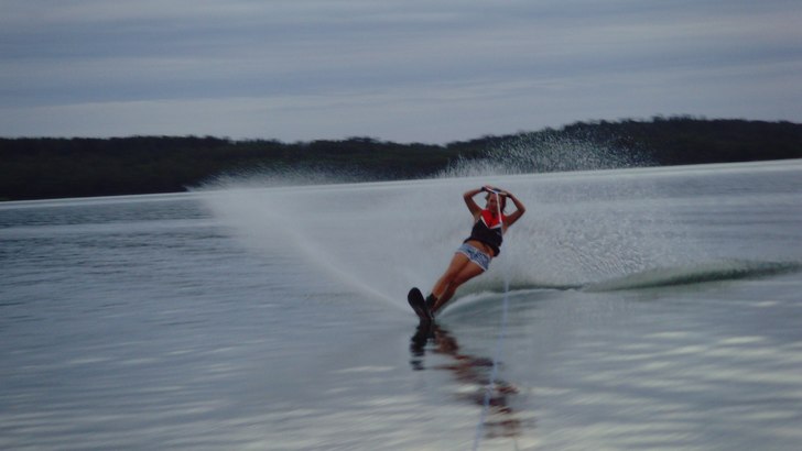 Jag åker på Tims nya skida. Foto: Lena. Åkare: Malin Björling.