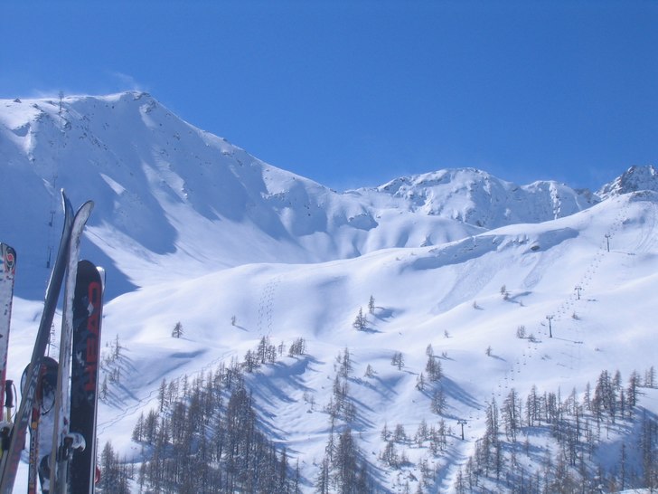 Två pistörers spår ner efter att ha röjt lavin. Foto: Martin Bengtsson. Åkare: Pisteur-spår....