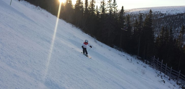 Lovisa 7 år står på nerför stora nacken i Tand. Foto: Fredric. Åkare: Lovisa.
