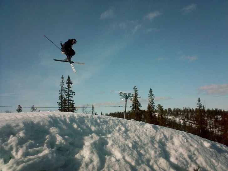 jag gör en tailgrab i bigjumpen på dundret. Foto: vilhelmina lidström. Åkare: marta lidström.