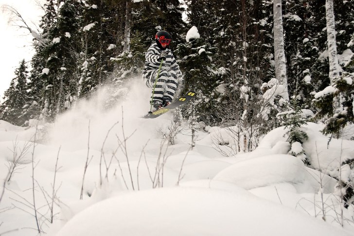 hoppar lite i agnäs offpist. Foto: emil svantesson. Åkare: Albert berggren.