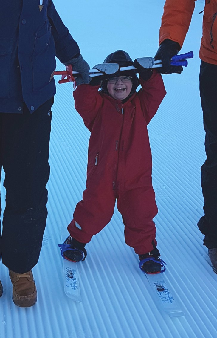 På skidor för första gången! Glädje!.