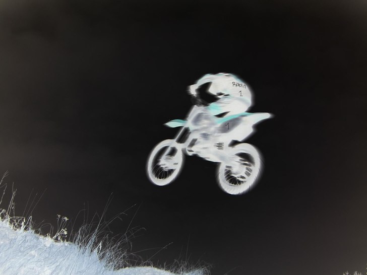 Jag  hoppar en liten ramp i trödje gropen :D . Foto: Kristoffer Lundin. Åkare: Robin Bryngelson.