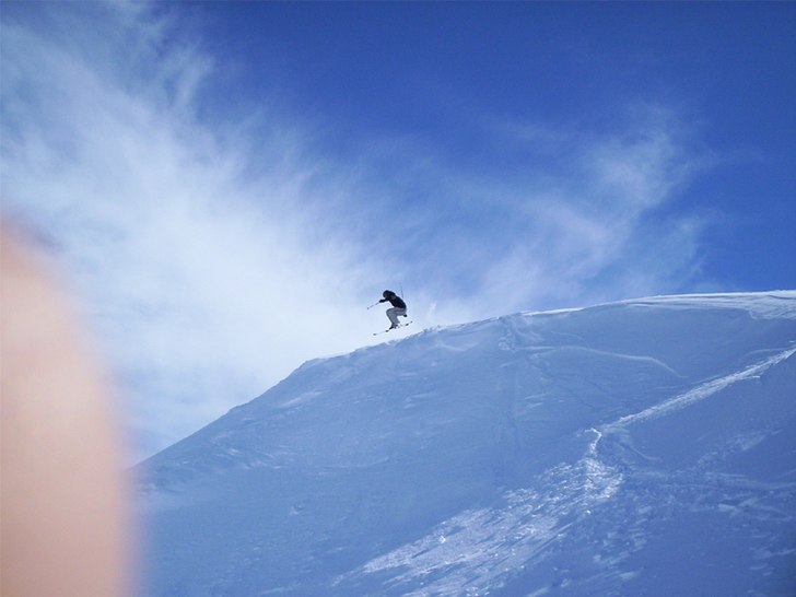 Switch 180 utför ett drop. Foto: Niklas Linck. Åkare: Petter Klaesson.