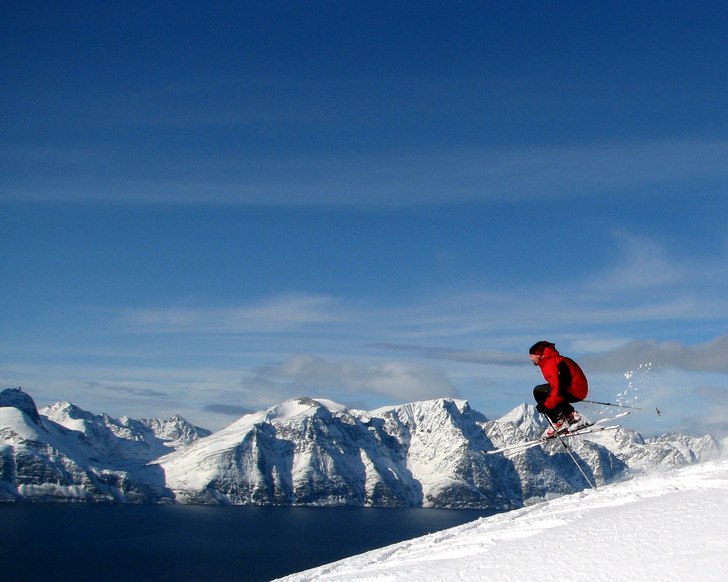 Med Lyngsalpene i sikte.. Foto: Tom Jensen. Åkare: Roar Berg.