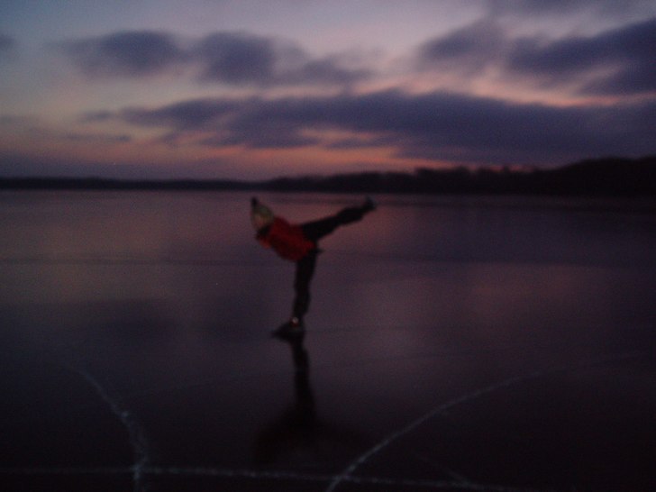 Lite konståkning på långfärds-skridskor=) . Foto: Lars Pettersson. Åkare: Sofia Olsson.
