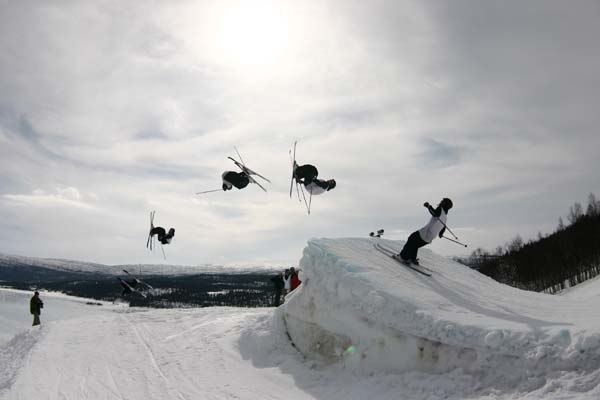 Dubbel Lincoln på April campet i tärna. Foto: Nån dude från tärnaby. Åkare: Jesper Nyström.