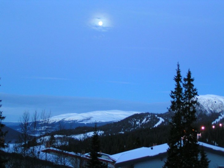 Morgonmåne över Mullfjället (västerut). Foto: Johan Edenteg.