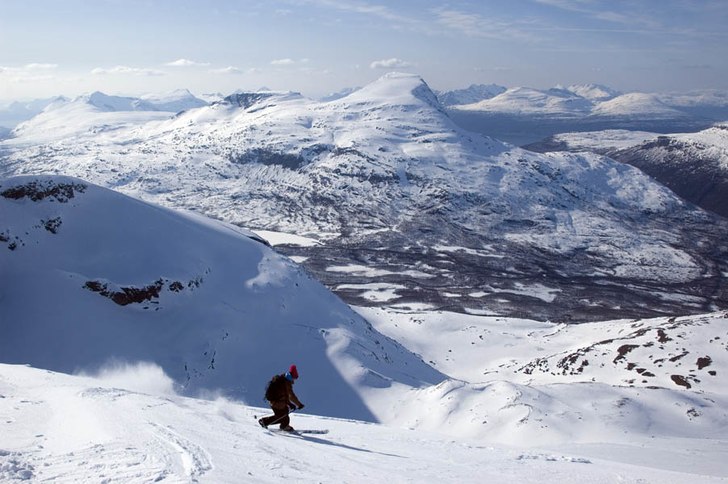 en första försiktig sväng på krönet innan jag. Foto: björn. Åkare: jakob.