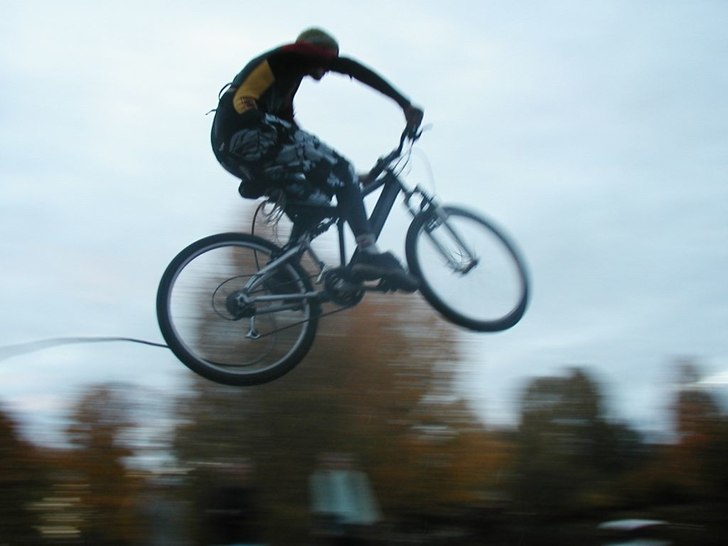 Jag provar att flyga med en cykel. =). Foto: Andreas Östlund. Åkare: Viktor Mattsson.