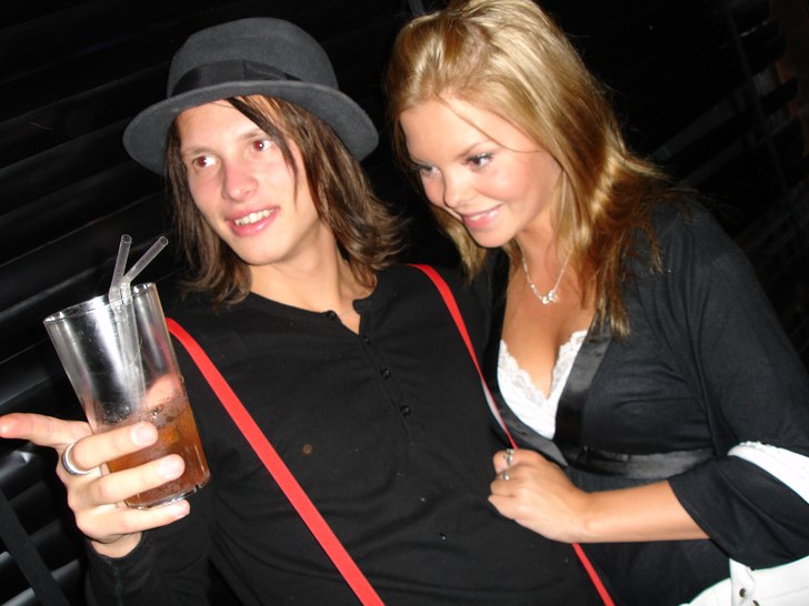 Foto: Stefan Brodén. Åkare: Niklas Karlström fick just syn på något annat han gillar....skidfilm!.