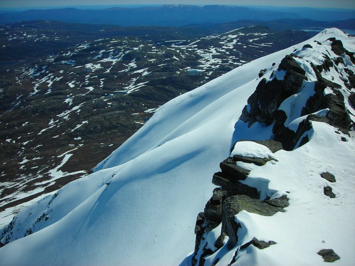 Fina ryggar och rännor på Gaustatoppen 1883 möh. Foto: Simon Börjars.