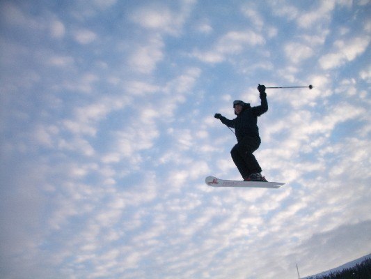 Testar att hoppa med monoski.... Foto: Klas Rudolfsson. Åkare: Linus Björk.