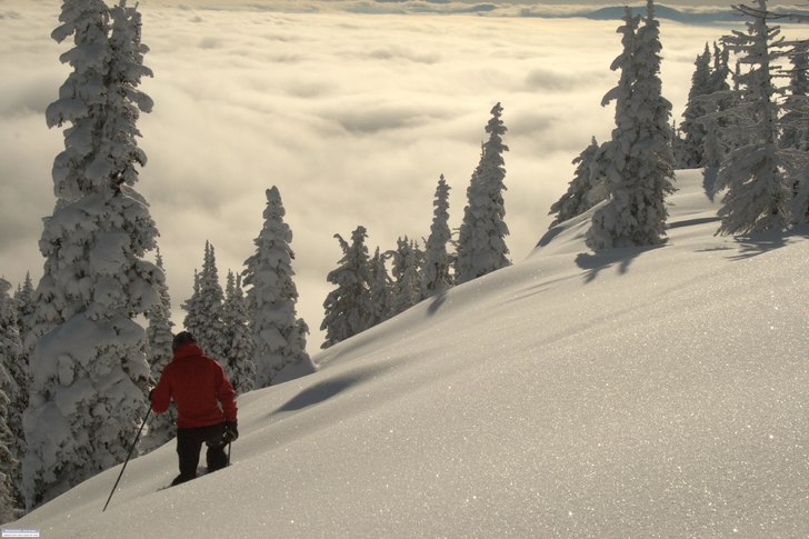 Står på toppen av ett åk. Snön är totalt bott. Foto: Andreas Åkerblom. Åkare: Jon Weihard.