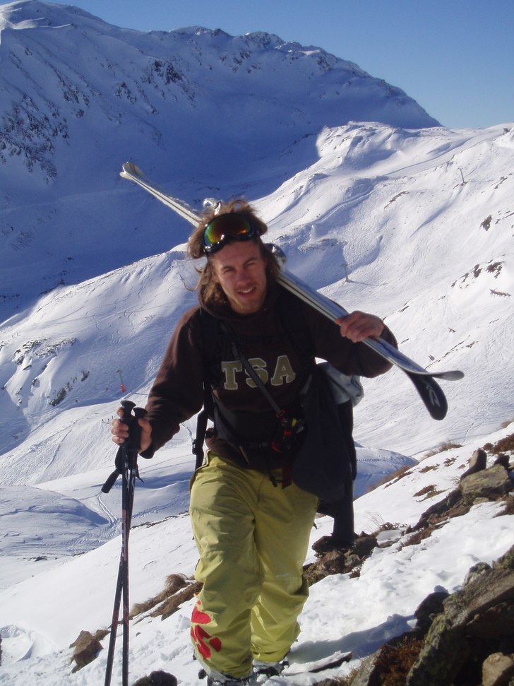 Viktor på väg upp mot puder och äventyr i Stube. Foto: Filip. Åkare: Viktor Roos.