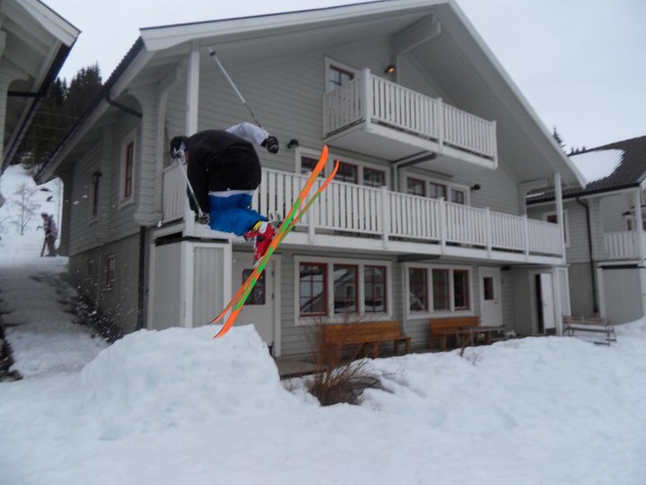 Hoppa lite vid stugan. Foto: Jockiz. Åkare: Adrian Sjöstrand.
