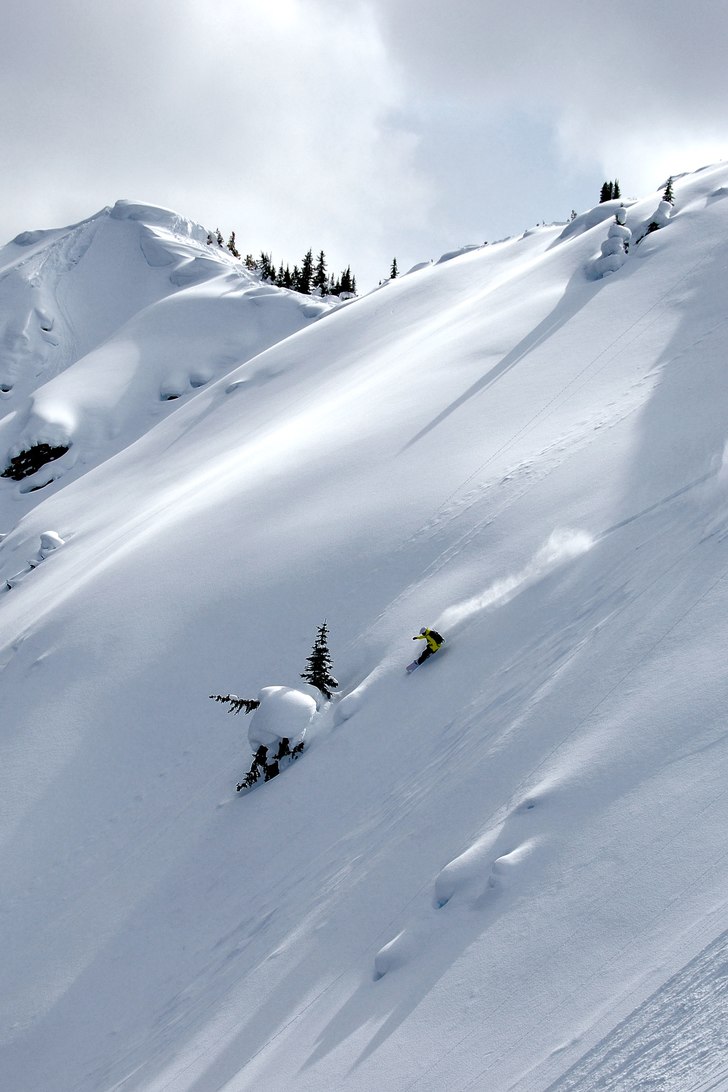 Amelie tar sig an en fint åk i Kickings backcount. Foto: Emil Rydell. Åkare: Amelie Johnsson.