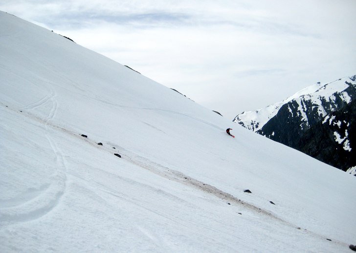 Arne kjøre lange svinger i perfekt vårsne.. Foto: Odd Roar Salamonsen. Åkare: Arne Peder Blix.
