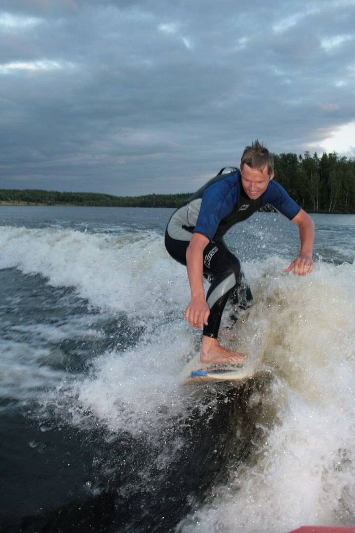 Surfing in the big waves... Foto: Carl Nordin. Åkare: Jonas nordin.
