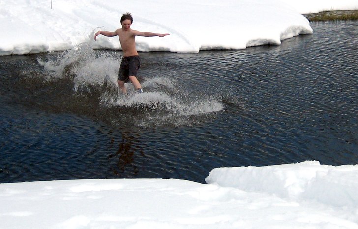 Vi hittade en å som vi provade att köra lite på. Foto: Jonathan Helin. Åkare: Micke Oldhammer.
