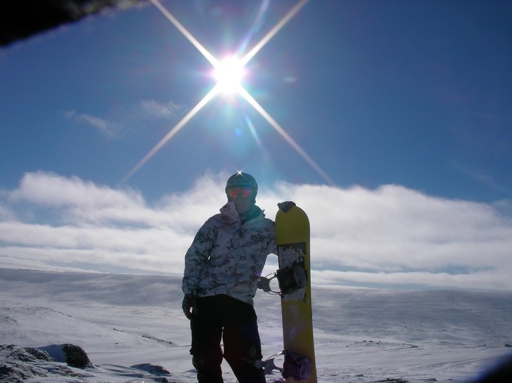 5 minuters promenad från liften.. Foto: Magnus Gregoriusson. Åkare: Emil Falkeman.