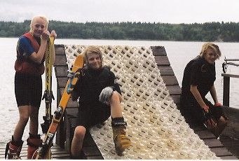 Man hoppar ut med skidor i vattnet... Foto: Daniel Lotfi. Åkare: Rasmus bergmark.