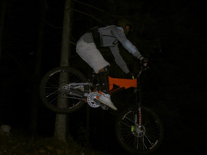 Något mycket framåtvikt i hoppet. Från downhill. Foto: Fredrik Johansson. Åkare: Oskar Sund.