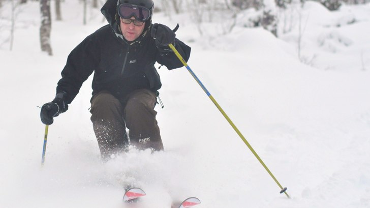Janne testar premiärpuder... Foto: Birger Tenow. Åkare: Jan Söderlund.