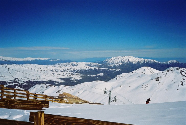 Längst upp i Valle Nevados liftsystem. Hotellet s. Foto: John Skogsbacke.