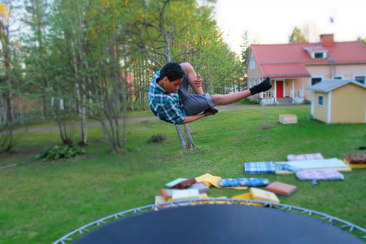 Testa lillebrorsans ny kamera. Foto: Arvid Ekman. Åkare: Peter Ekman.