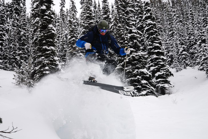 Jon poppar lite kuddar i Rogers Pass. Foto: Mattias. Åkare: Jon Ramstedt.