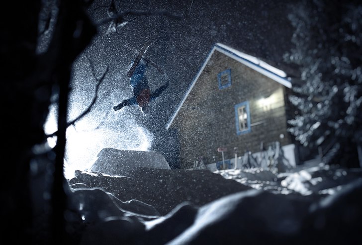 Backflip med kors på tomten. Foto: Oskar Bakke. Åkare: August Djuphammar.