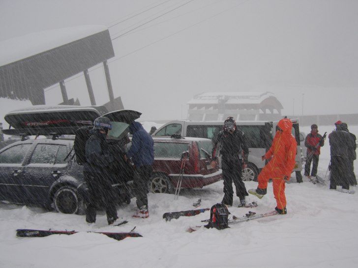 Snön formligen spyr ned över Courmayeur. Bara de. Foto: Lars-Erik Östberg. Åkare:  Mathias Larsson, Henrik Johansson, Fredrik Sjöbom och Wolfgang Huber.