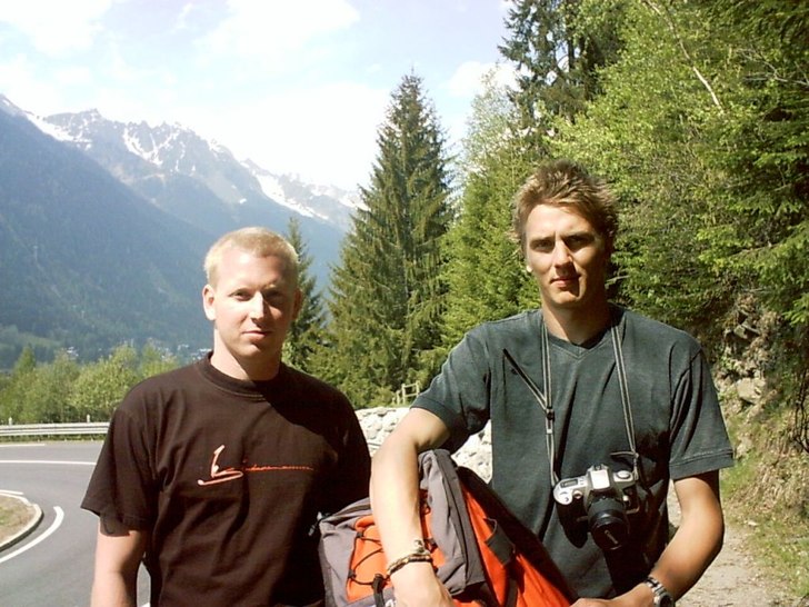 Kursslut Instead, jag o Aksel vandrar ner för ber. Foto: Johan Frykendahl.