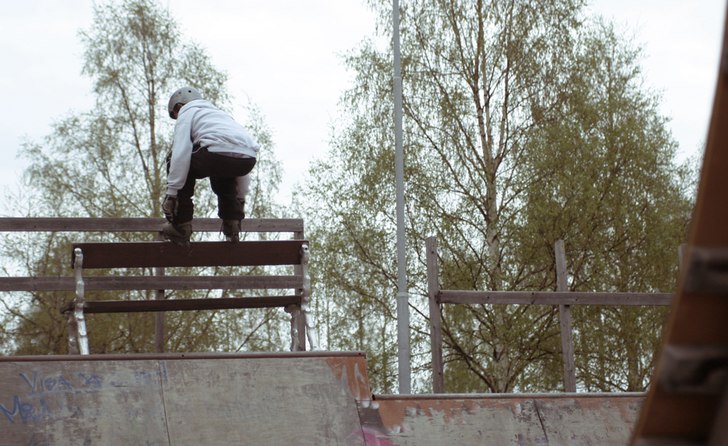 lipp på en liten bänk . Foto: Filip Burman. Åkare: Jesper Nyström.