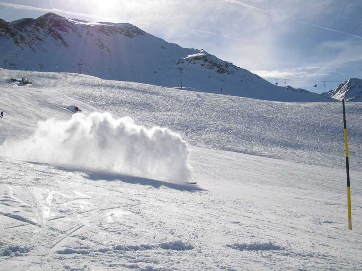 Man ser inte så mycket av åkaren men den visar a. Foto: Martin Lindström. Åkare: Erik "Hårding" Hagberg.