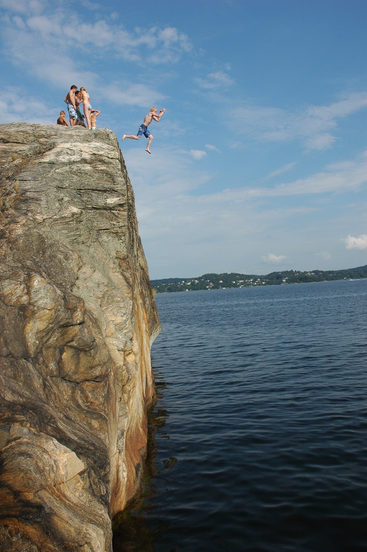 Ett svanhopp från BaseCamp på 11 meters höjd.. Foto: Sanna O. Åkare: Håkan Ödman.