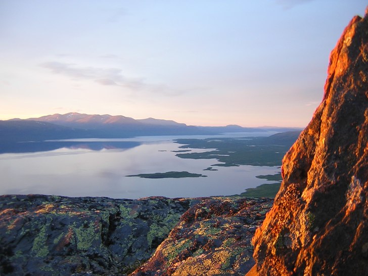 Så underbart som det kan bli en sommarnatt på Nj. Foto: Erik Thorsell.