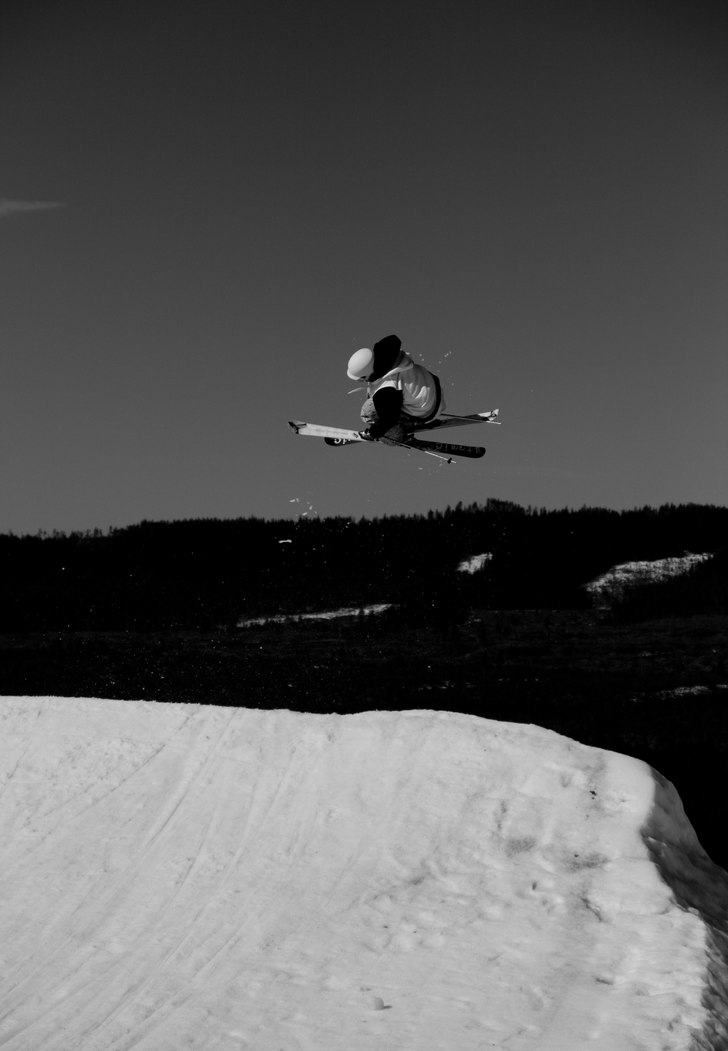 Hampus ladade på stort i andra hoppet med en cork. Foto: Nicke Jacobsson. Åkare: Hampus Öhlin.