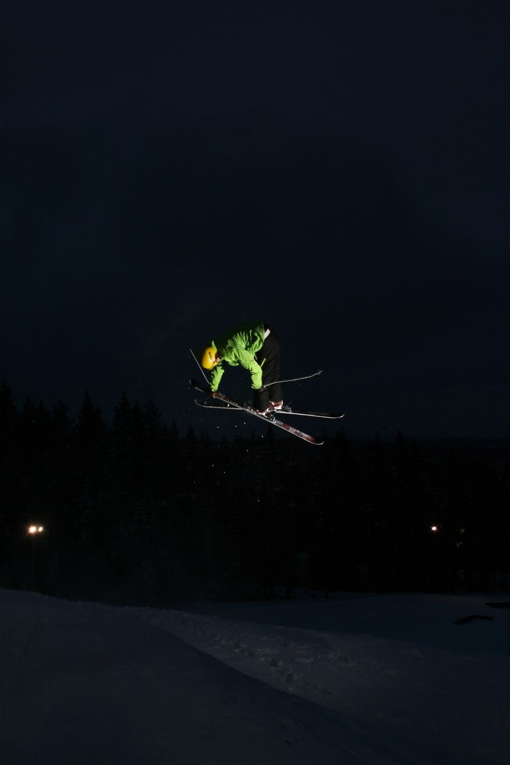 En sw 7a med stiffy mute i under liten fotosession. Foto: Jesper Sjöberg. Åkare: Kristoffer Hedlöf.