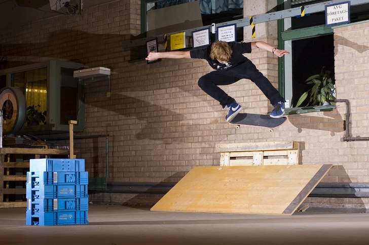 isac gör en bs ollie på posten i örebro efter m. Foto: Johan Löfgren. Åkare: Isac Bergvall.