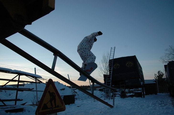 Boardslide från lastbilen. Foto: Simon Dahl. Åkare: Jocke Hammar.