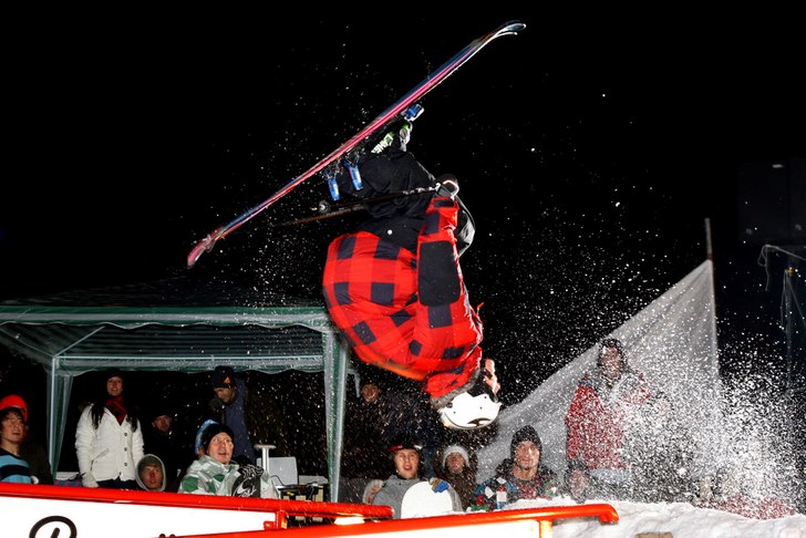 Railjam i Karlstad, försök på en backflipp i ex. Foto: Tobias Öström. Åkare: Kristoffer "Piffen" Edwall.