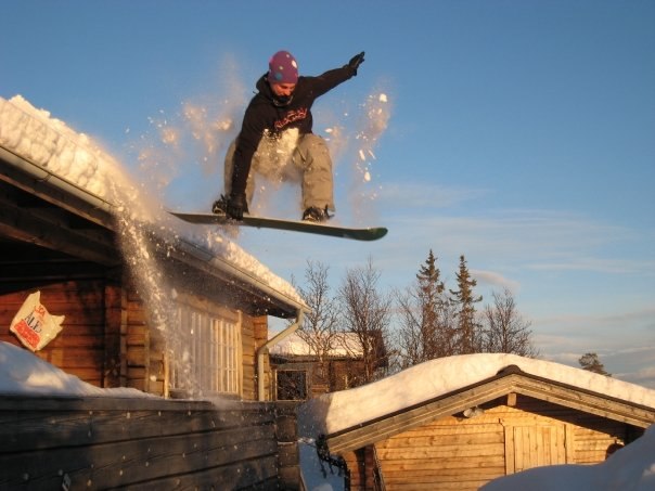 Jesper hoppar från taket.. Foto: Jens Jonsson. Åkare: Jesper Jonsson.