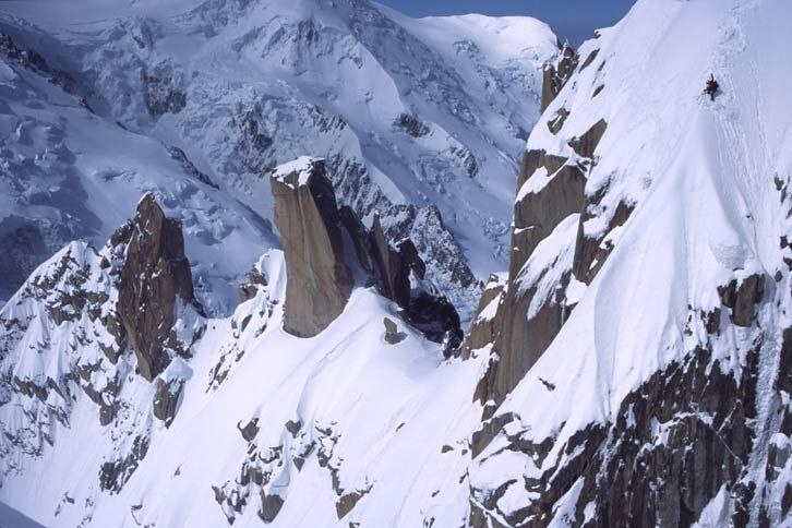 Tomas Olsson åker brant på Aiguille du Midi i Ch. Foto: Fredrik Schenholm. Åkare: Tomas Olsson.
