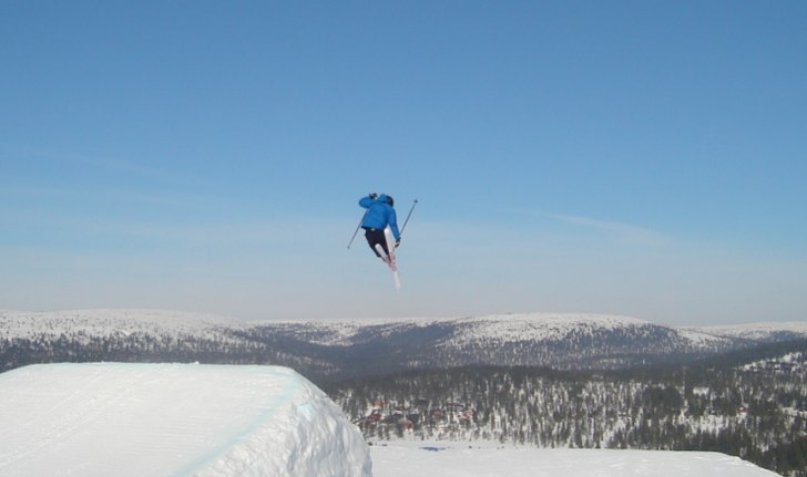 ett hopp. Foto: fredrik petterson/andersson. Åkare: jonathan svensson.