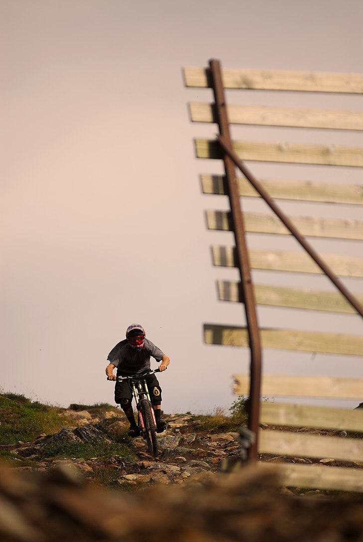 Petter flyter mjukt över Svartbergets vassa stena. Foto: Janne Tjärnström. Åkare: Petter Löfstedt.