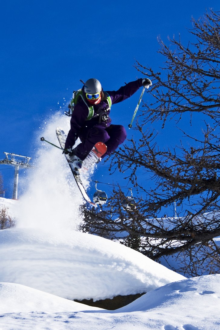 Fin snö i sunnegaskogen. Foto: Adam Jonsson. Åkare: Robin Ljungqwist.